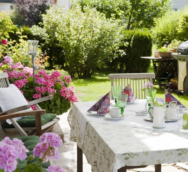 Gemütlich auf der Terrasse Kaffee trinken 