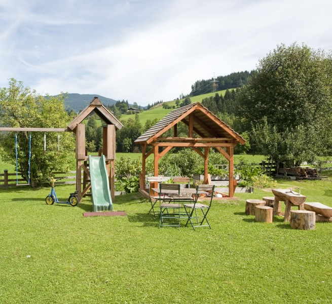 Spielplatz mit Schaukel, Rutsche und Sandkiste