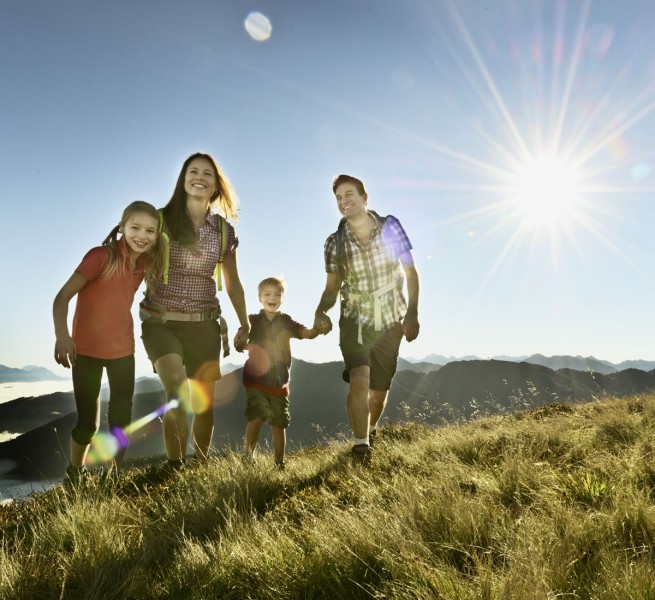 Wandern mit der Familie in den Bergen © Flachau Tourismus