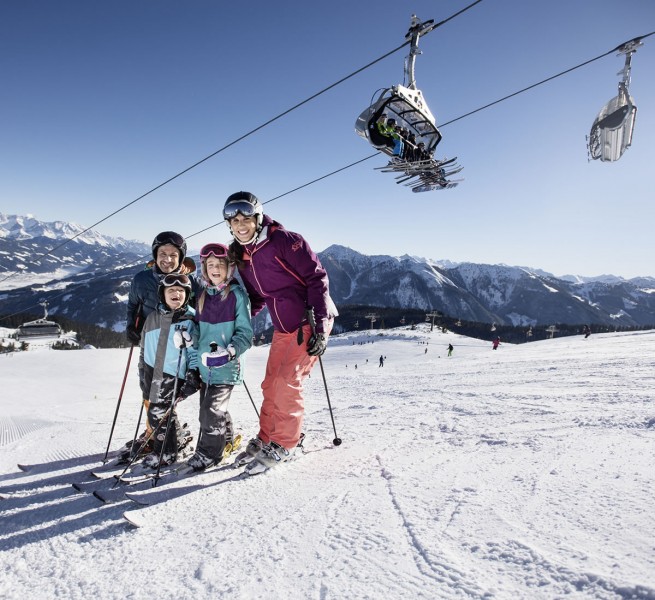 Familie beim Skifahren im snow space Flachau © Flachau Tourismus