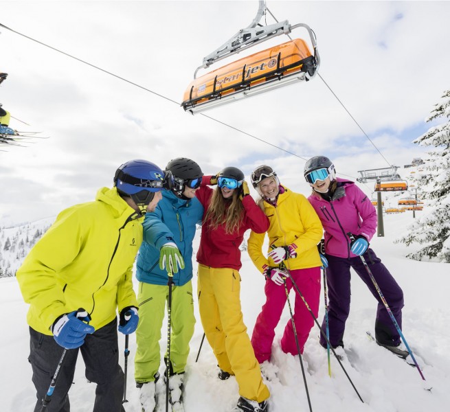 Freunde beim Skifahren in Flachau © Flachau Tourismus