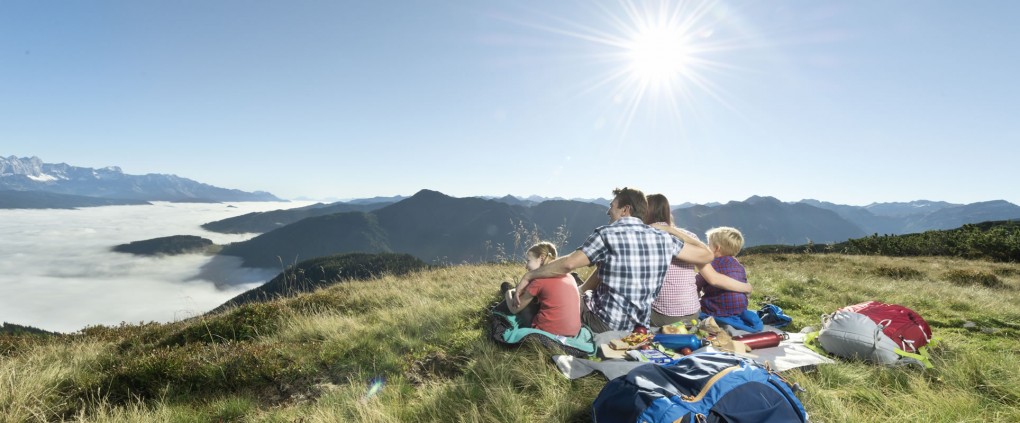 Familie genießt Gipfelsieg im Wanderurlaub in Flachau